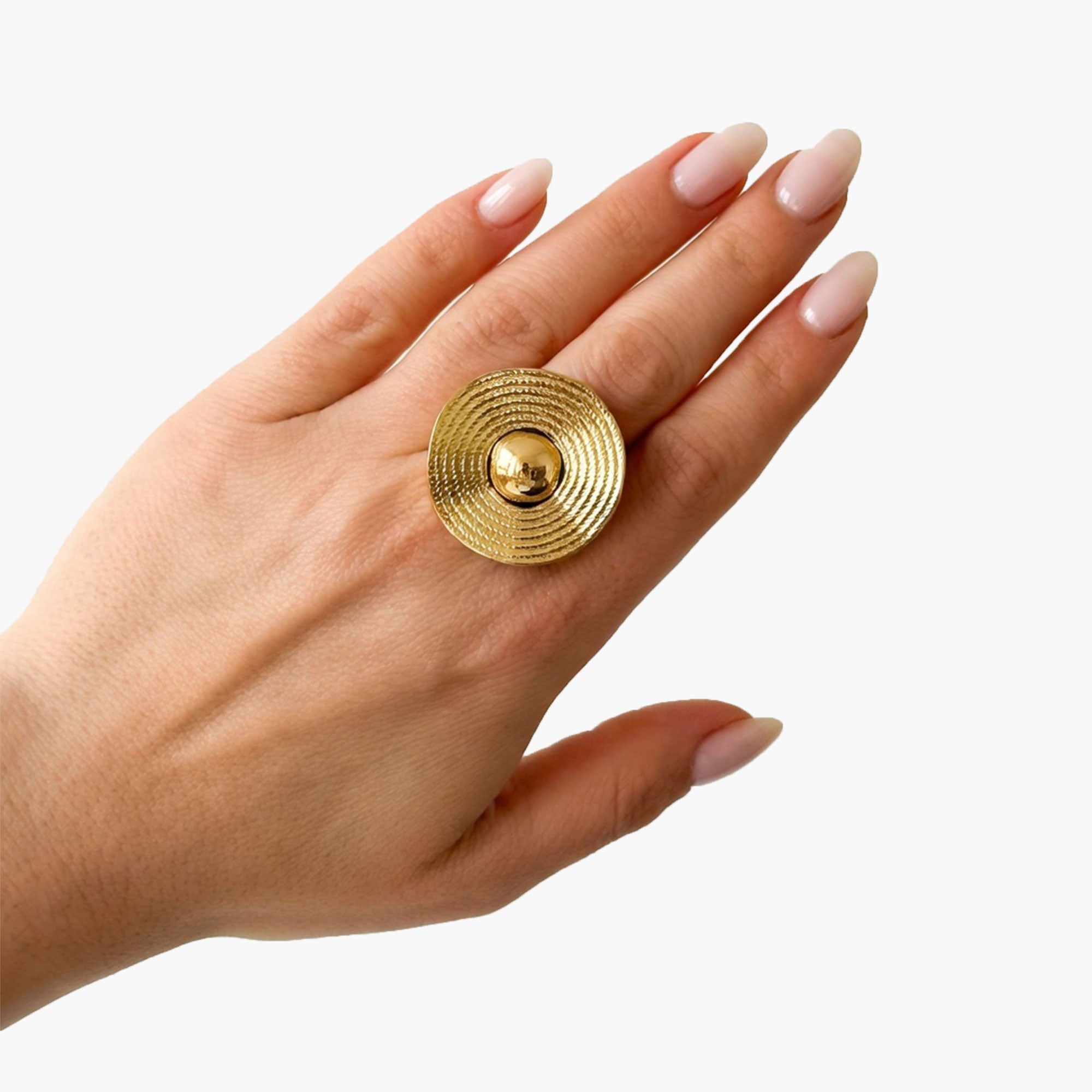 Bague Riviera chapeau doré portée