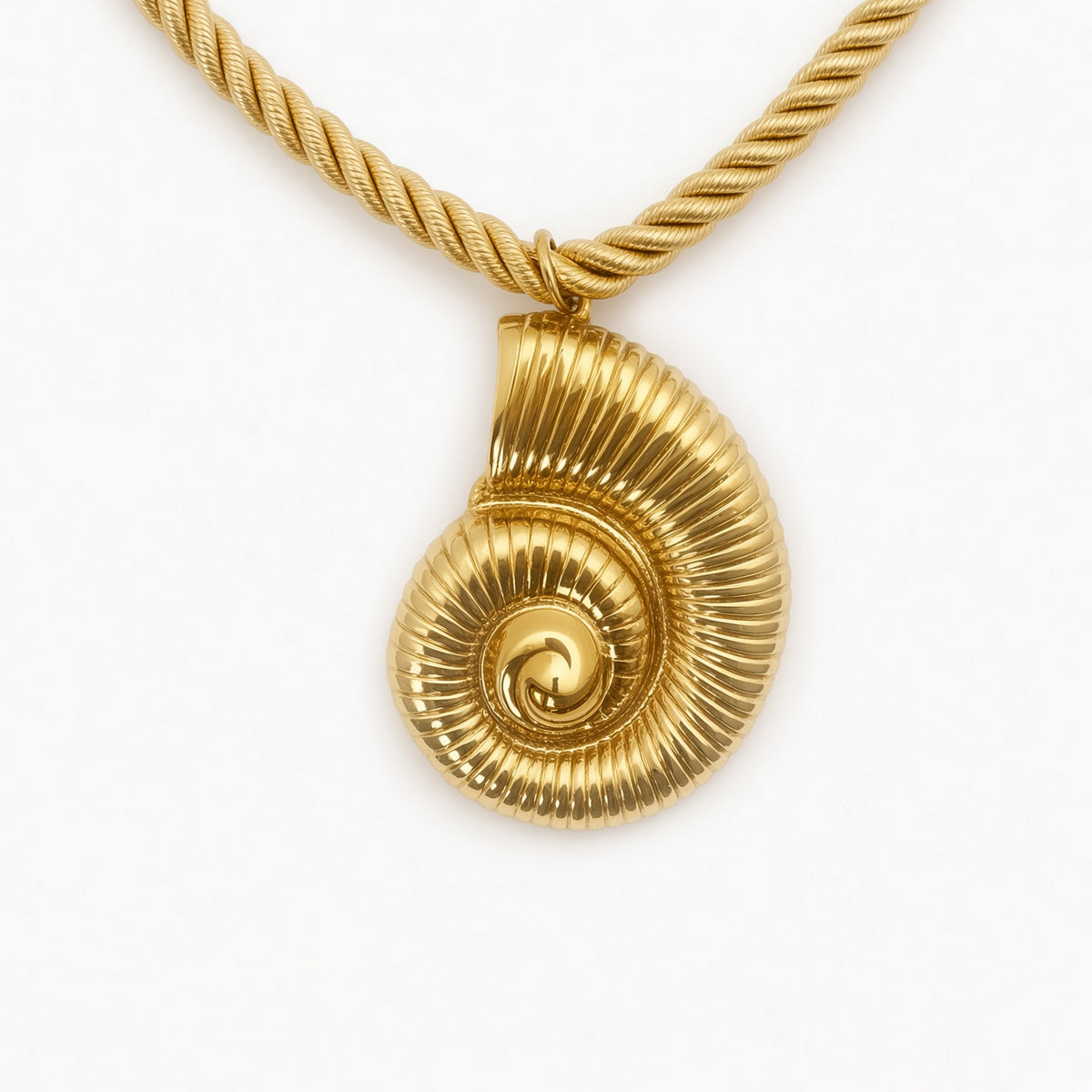 Collier Riviera à cordon beige avec grand pendentif en escargot doré en acier inoxydable, vue zoomée.