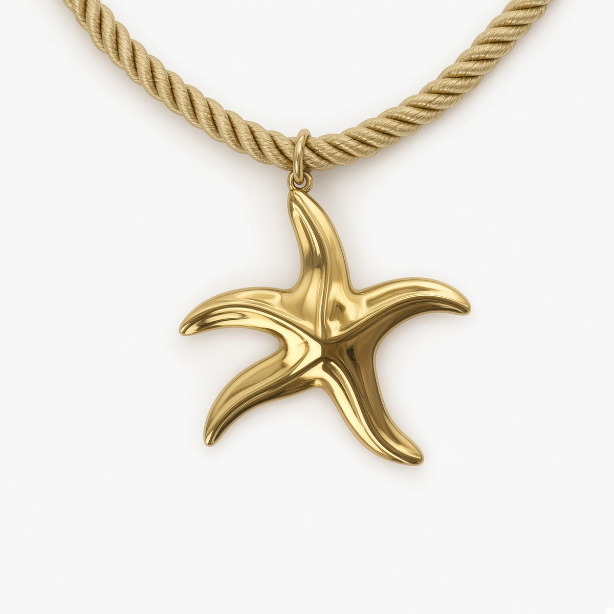 Collier Riviera à cordon beige avec grand pendentif en étoile doré en acier inoxydable, vue zoomée.
