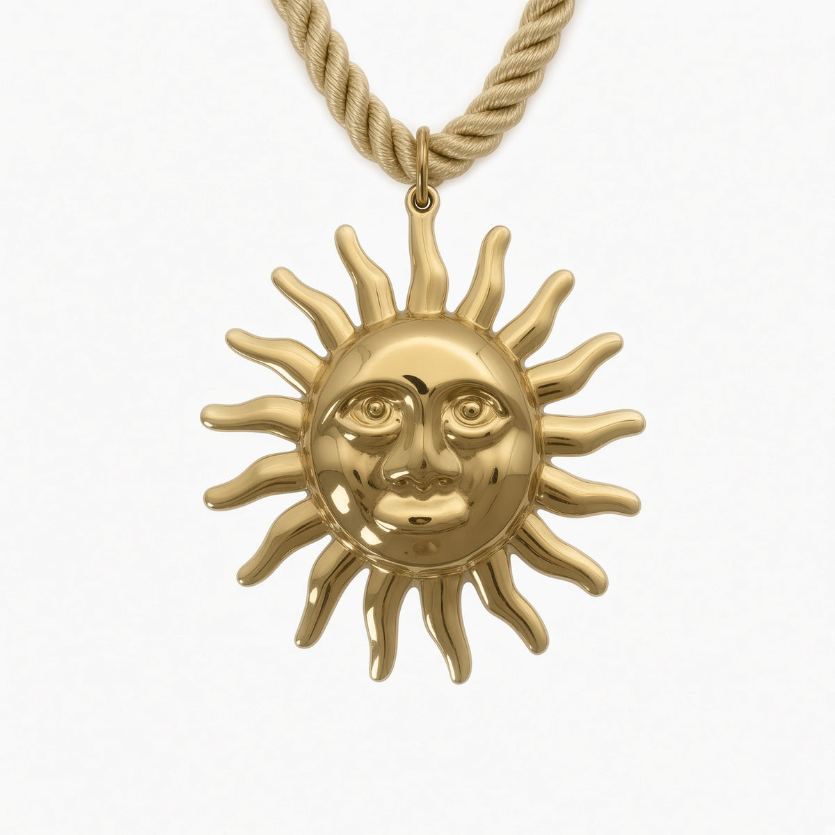 Collier Riviera à cordon beige avec grand pendentif soleil doré en acier inoxydable, vue zoomée