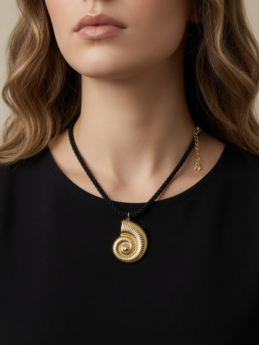 Collier Riviera à cordon noir avec grand pendentif en escargot doré en acier inoxydable, porté