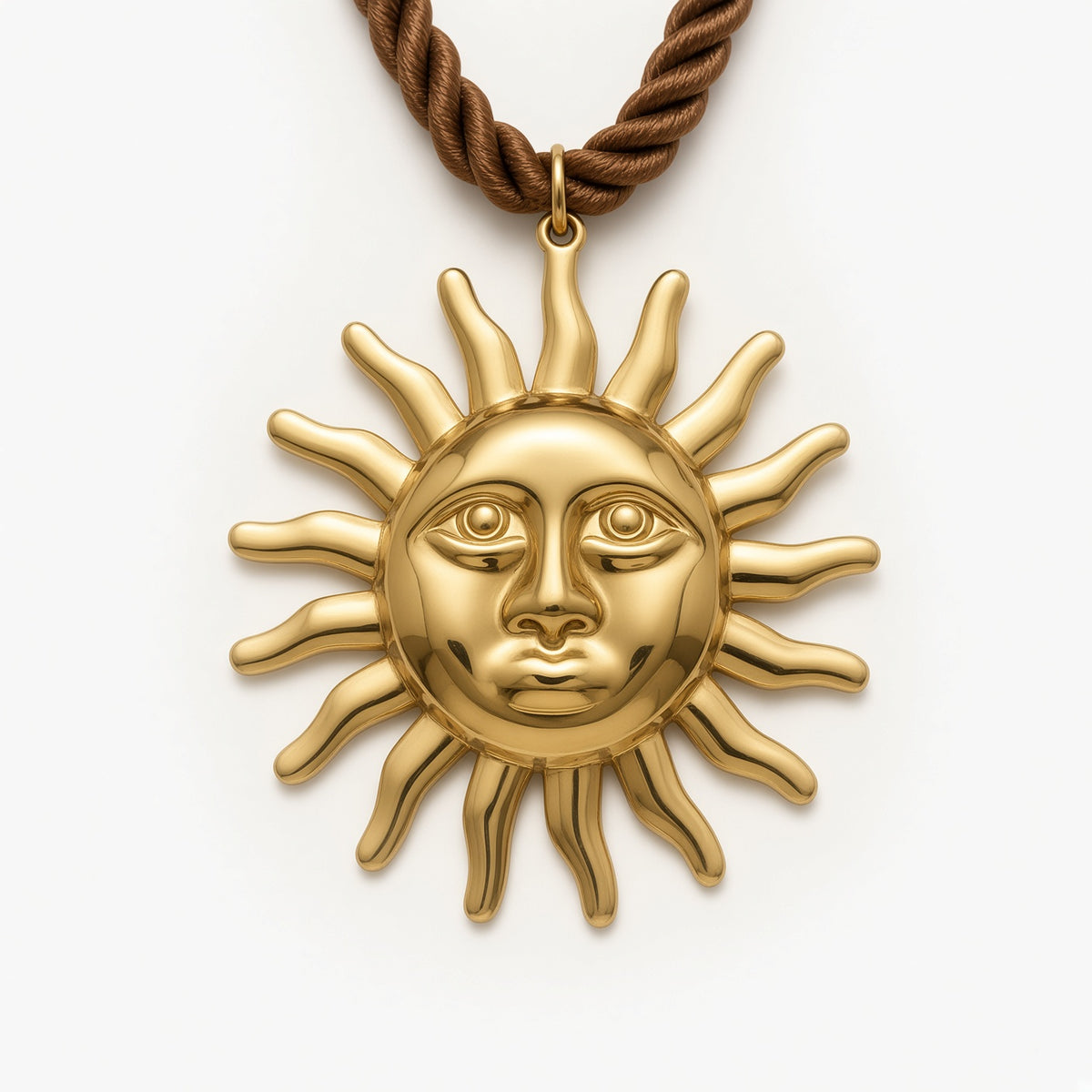 Collier Riviera à cordon marron avec grand pendentif soleil doré en acier inoxydable, vue zoomée.