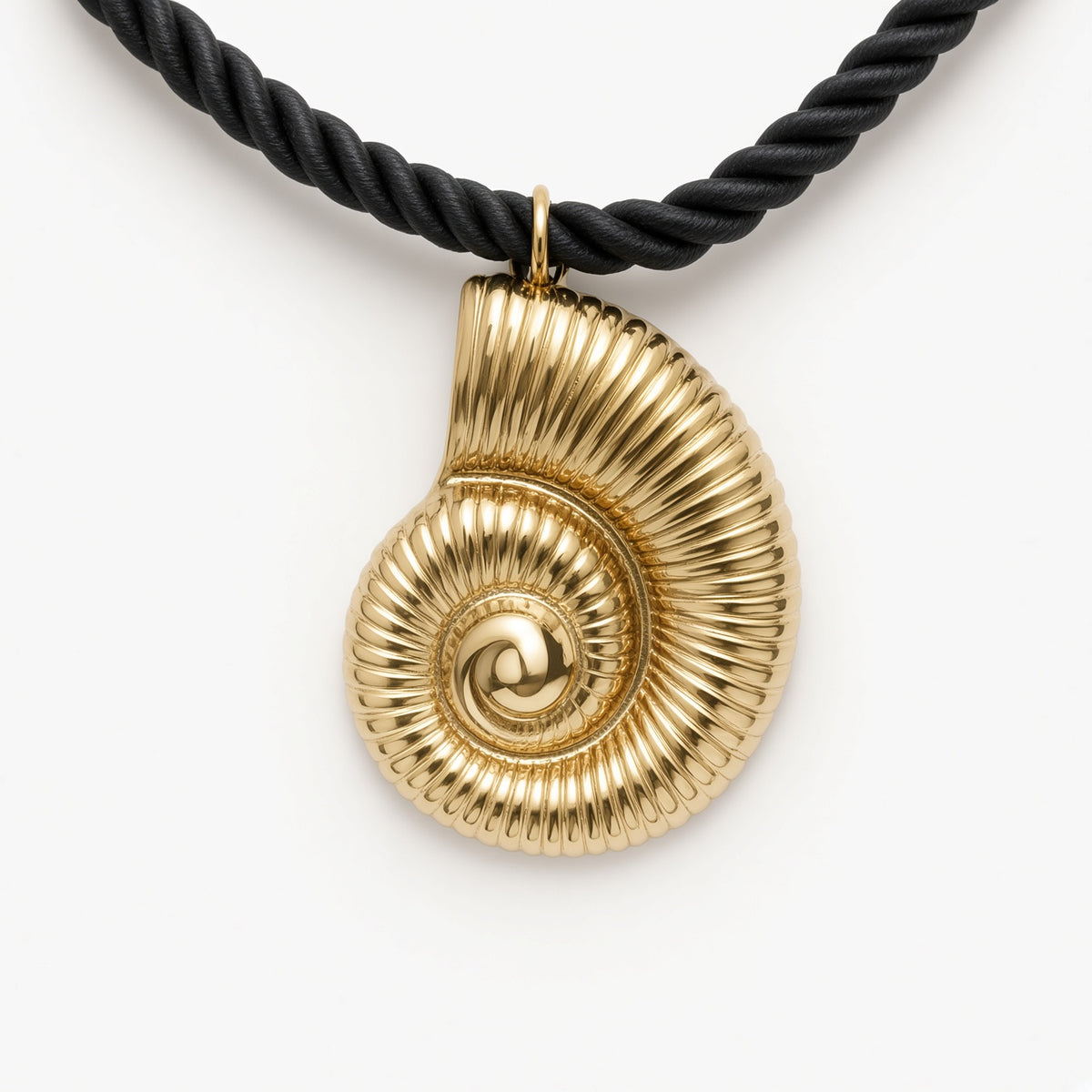 Collier Riviera à cordon noir avec grand pendentif en escargot doré en acier inoxydable, vue zoomée.